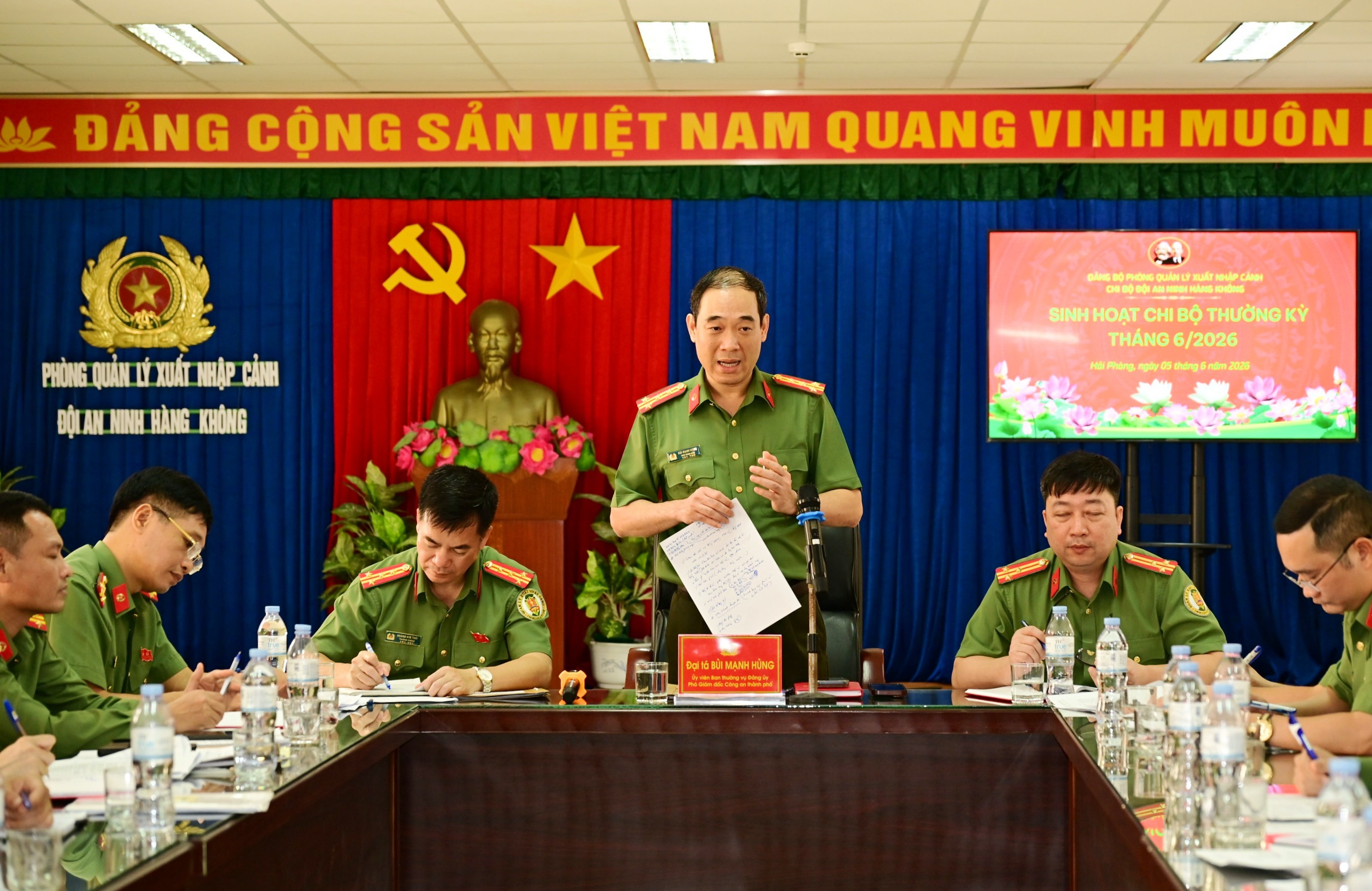 Đồng chí Đại tá Bùi Mạnh Hùng -  Ủy viên Ban Thường vụ Đảng ủy, Phó Giám đốc CATP dự sinh hoạt chi bộ tại Chi bộ An ninh hàng không
